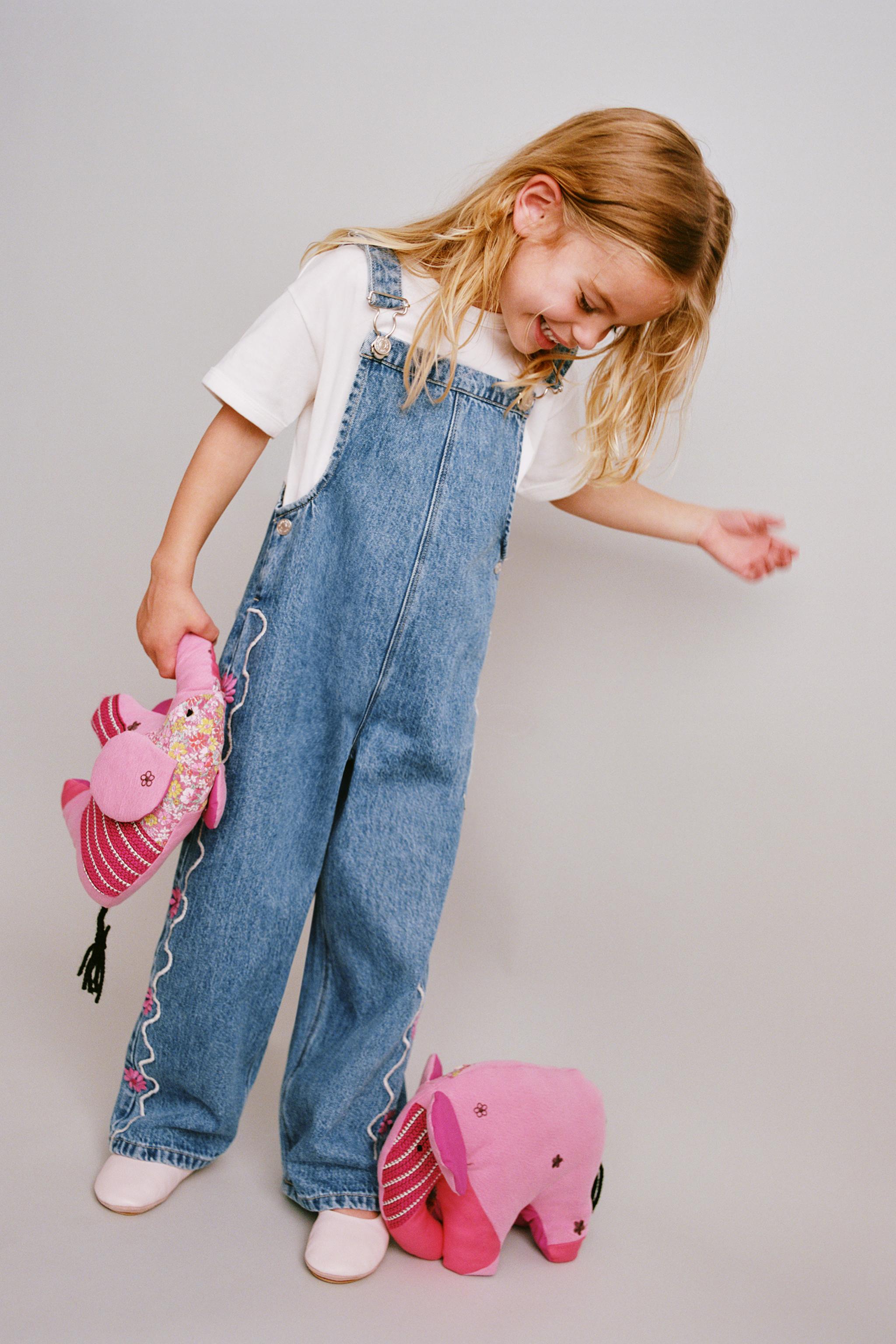 SALOPETTE EN DENIM BRODÉE ONDULINE ET FLEURS