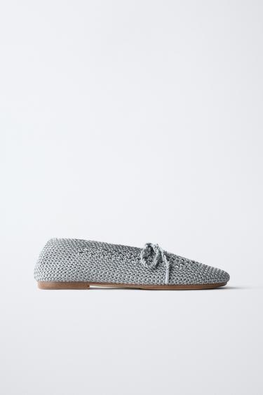 BALLERINA MIT GEHÄKELTEM SCHNÜRDETAIL UND SCHLEIFE - Blau von Zara