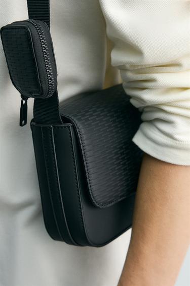 Bolso bandolera texturizado de goma