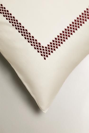 GEOMETRIC EMBROIDERED SATEEN PILLOWCASE - Burgundy by Zara - Image 3