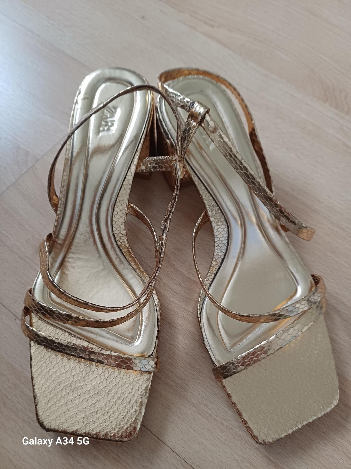 LOW BLOCK-HEEL SANDALS