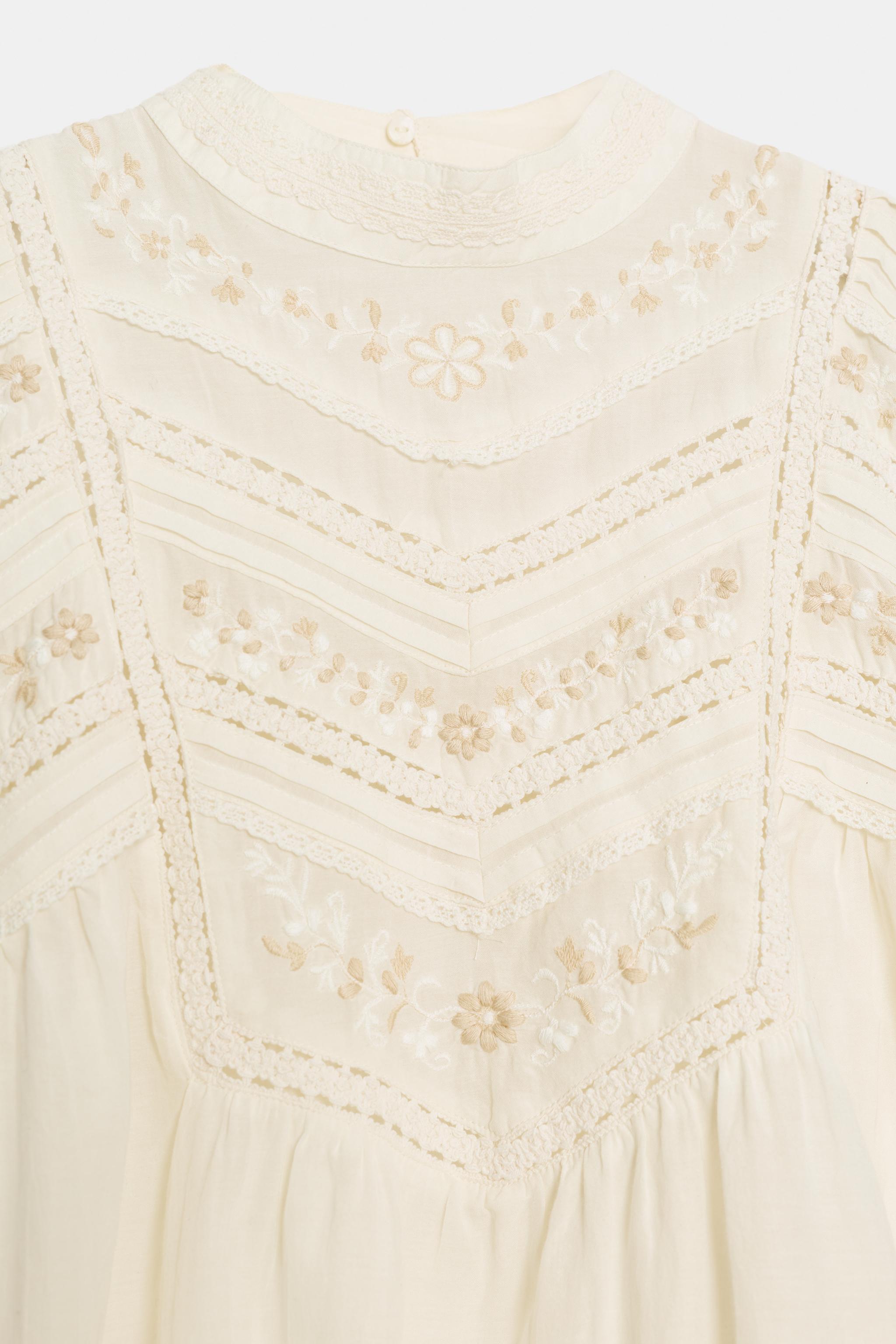 BLOUSE ROMANTIQUE BRODÉE À FLEURS