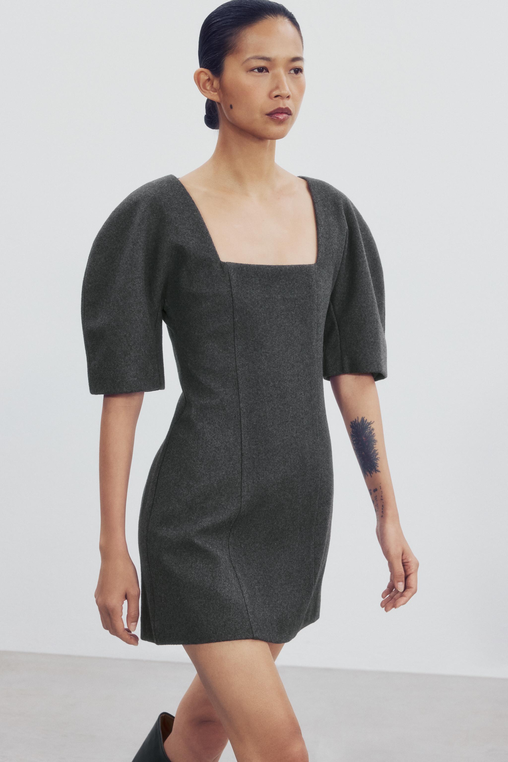 ROBE COURTE AVEC MANCHES BOUFFANTES