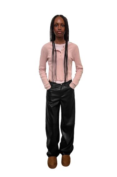 PANTALON WIDE LEG MATIÈRE SYNTHÉTIQUE - Noir de Zara