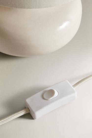 LAMPE DE TABLE PETITE BASE CÉRAMIQUE - Écru de Zara - Image 3