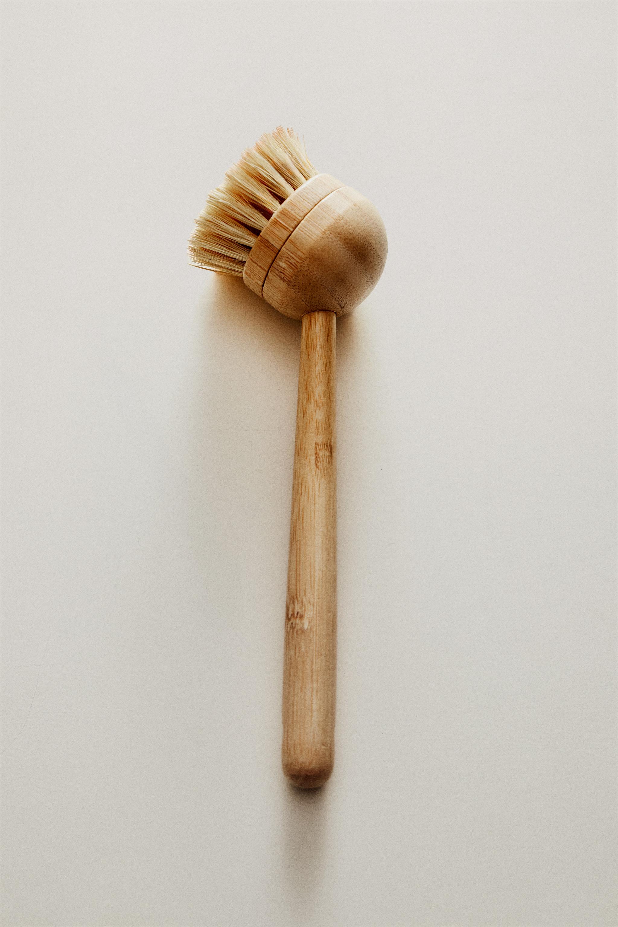 BRUSH WITH INTERCHANGEABLE BRISTLES — Light beige