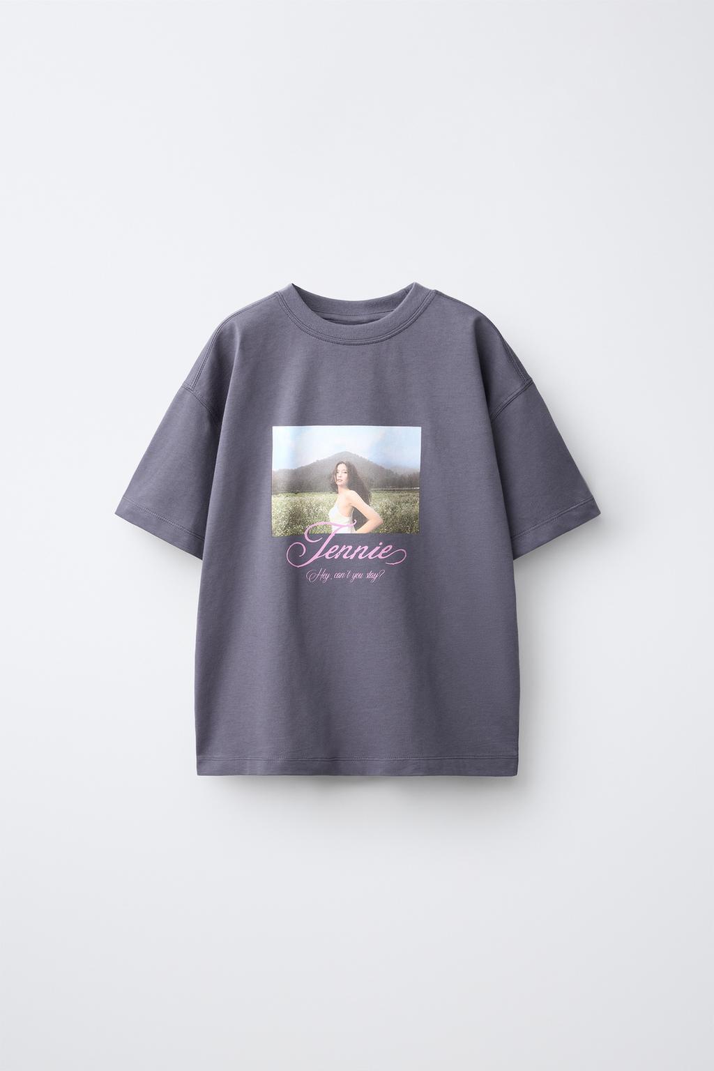 JENNIE PHOTOGRAPHIC PRINT T-SHIRT ©™