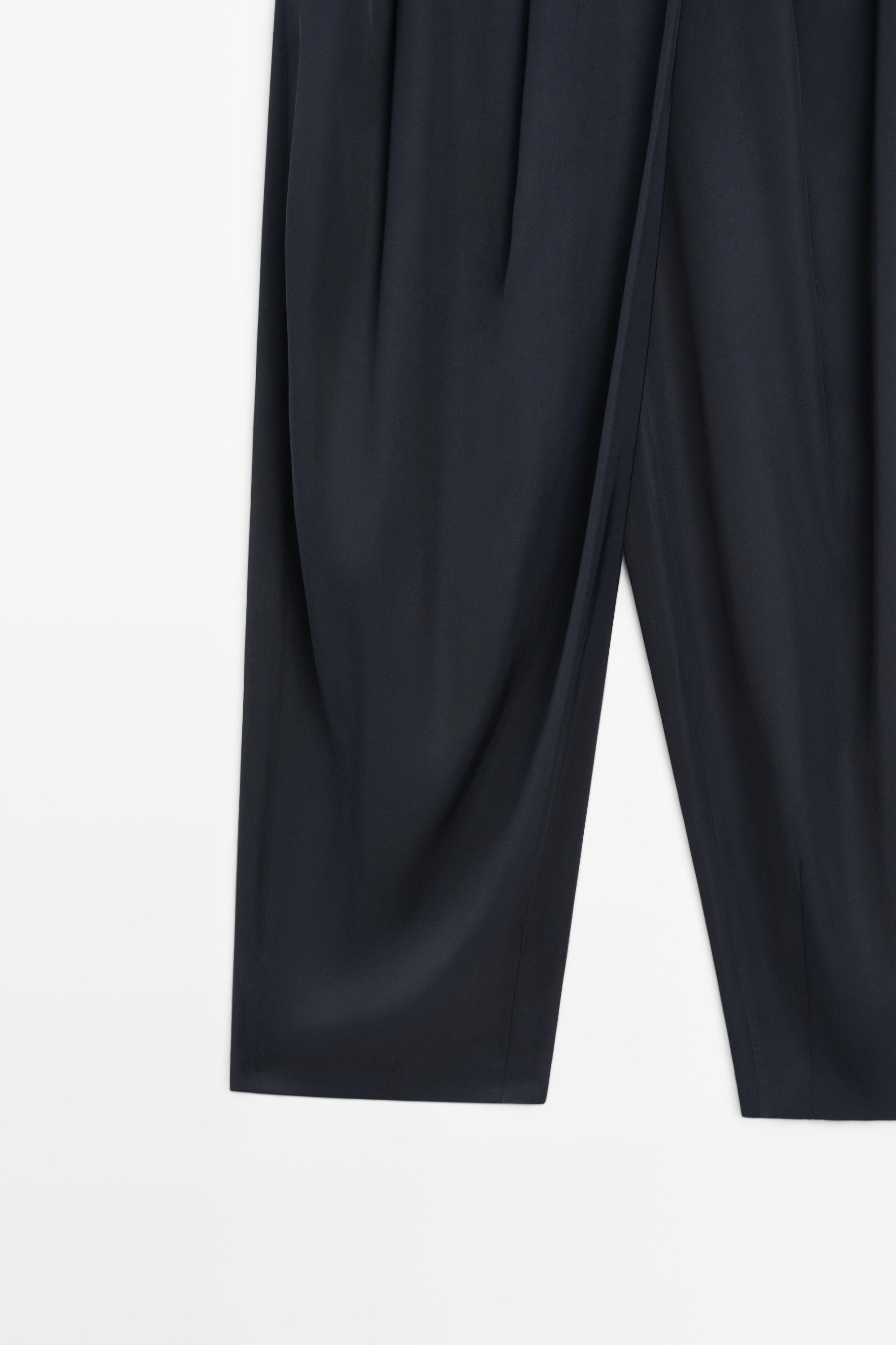 Total look flowing draped trousers