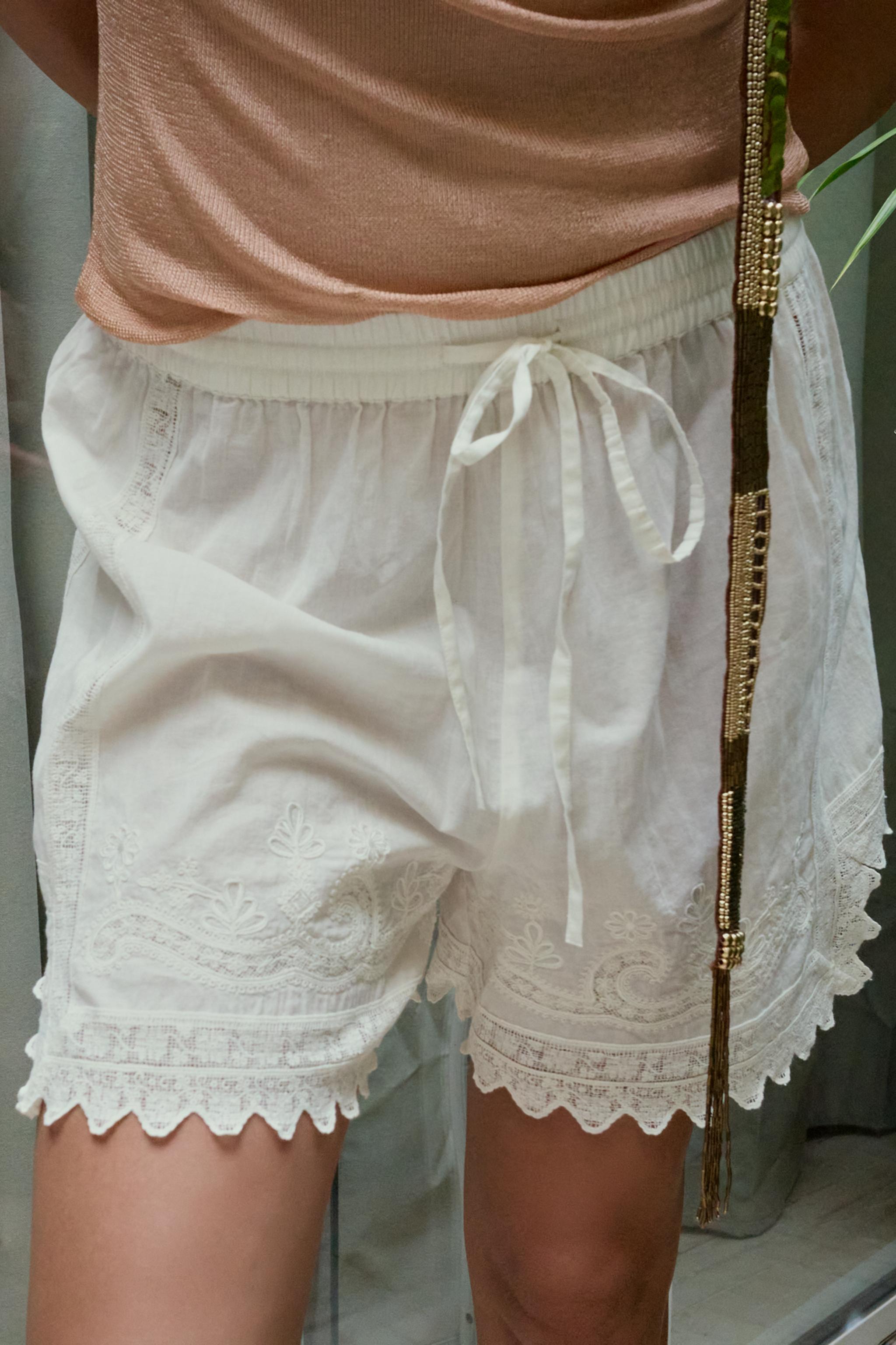 FLORAL EMBROIDERED LACE SHORTS — Oyster-white