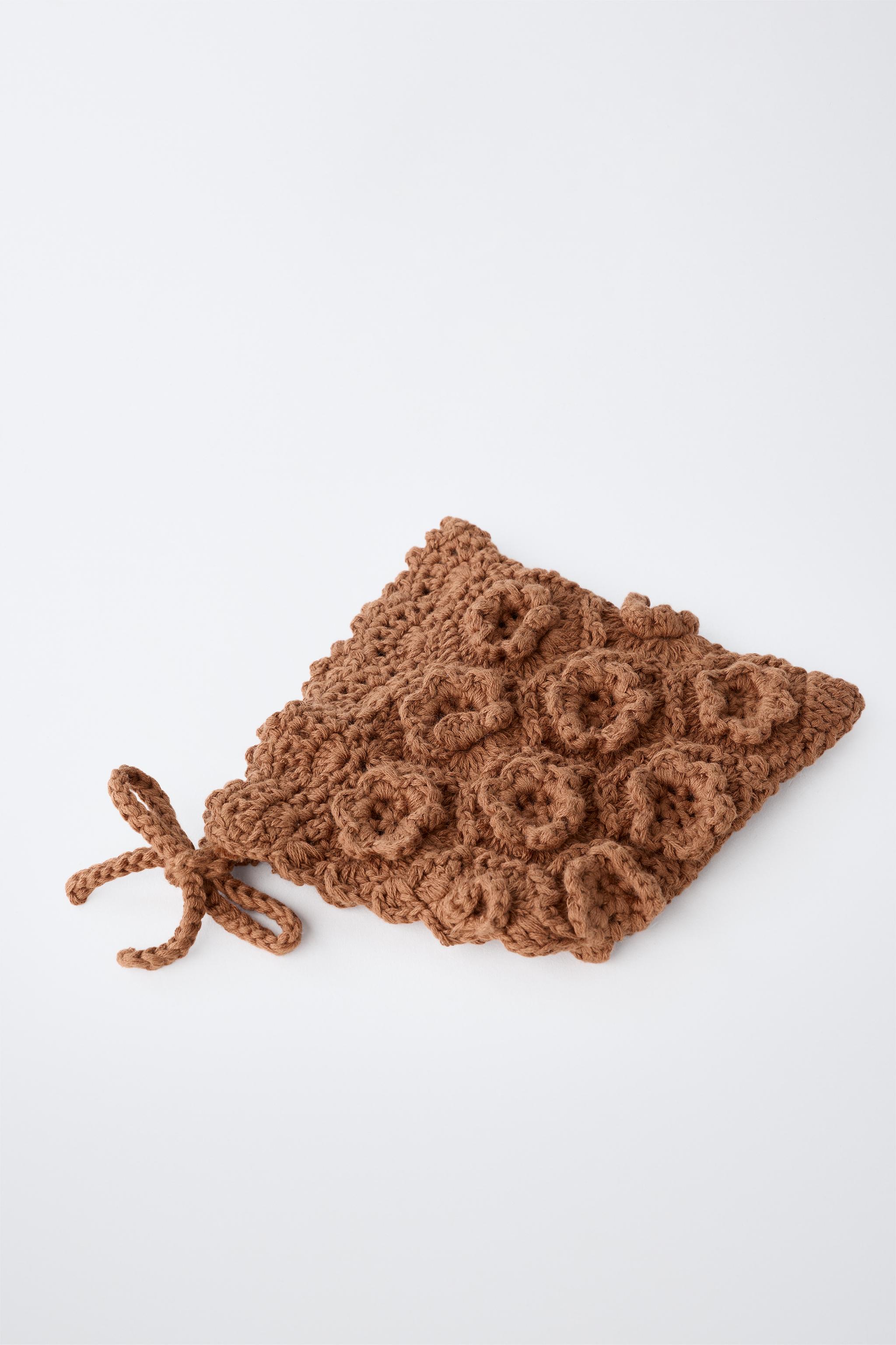 CROCHET FLOWER KNIT BONNET — Caramel