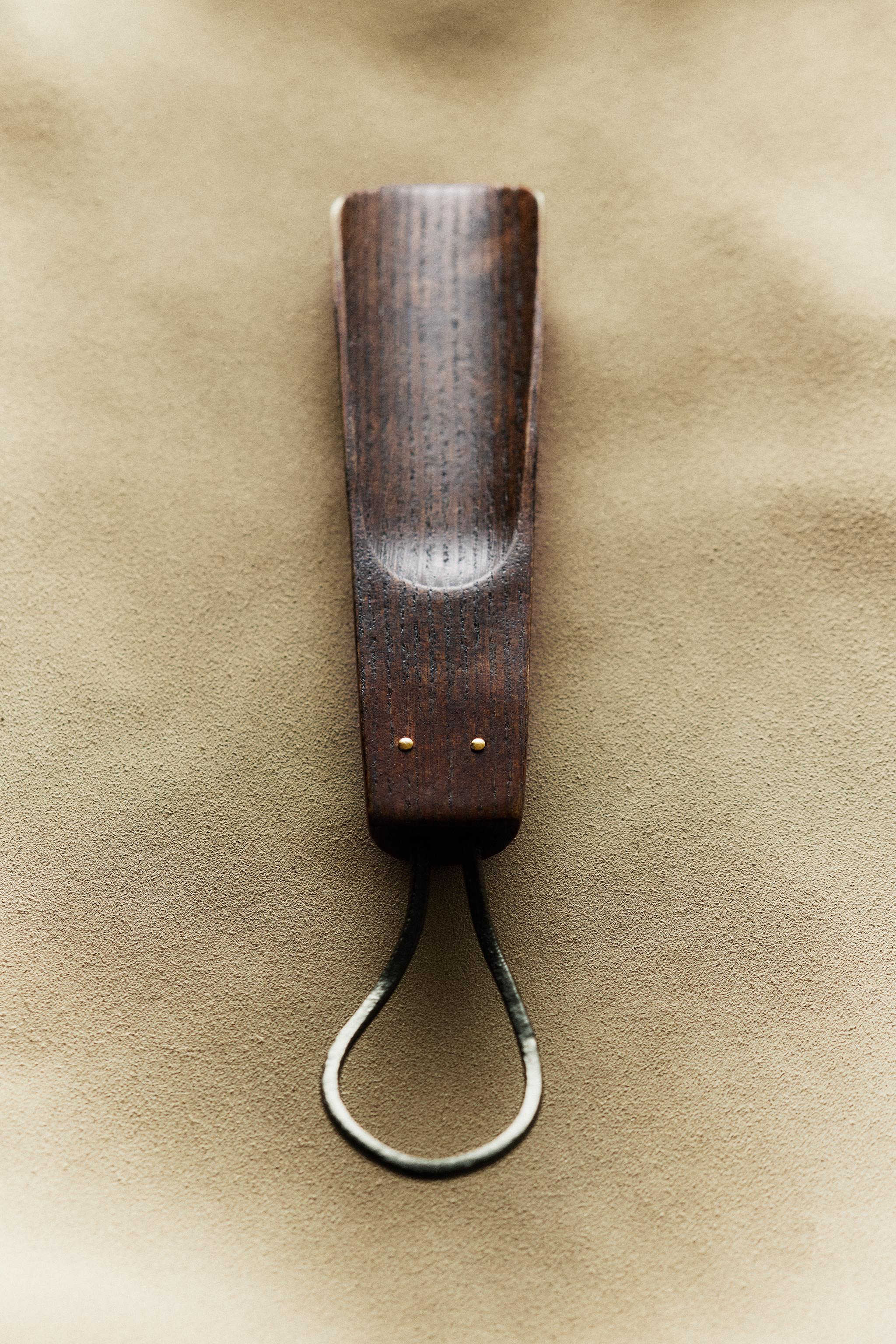WOODEN SHOEHORN WITH CORD