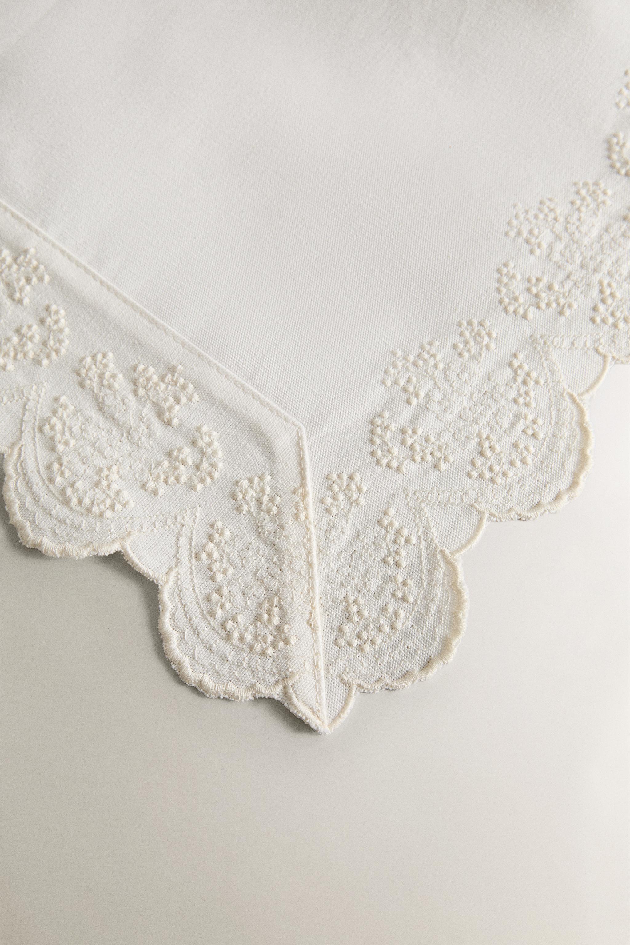 CHEMIN DE TABLE BRODÉ DENTELLE