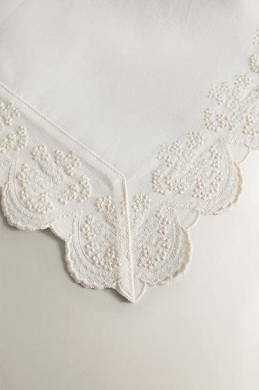 CHEMIN DE TABLE BRODÉ DENTELLE - Blanc de Zara - Image 2