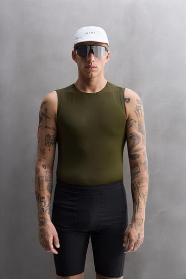 CAMISETA TANK COMPRESIVA - Khaki oscuro de Zara