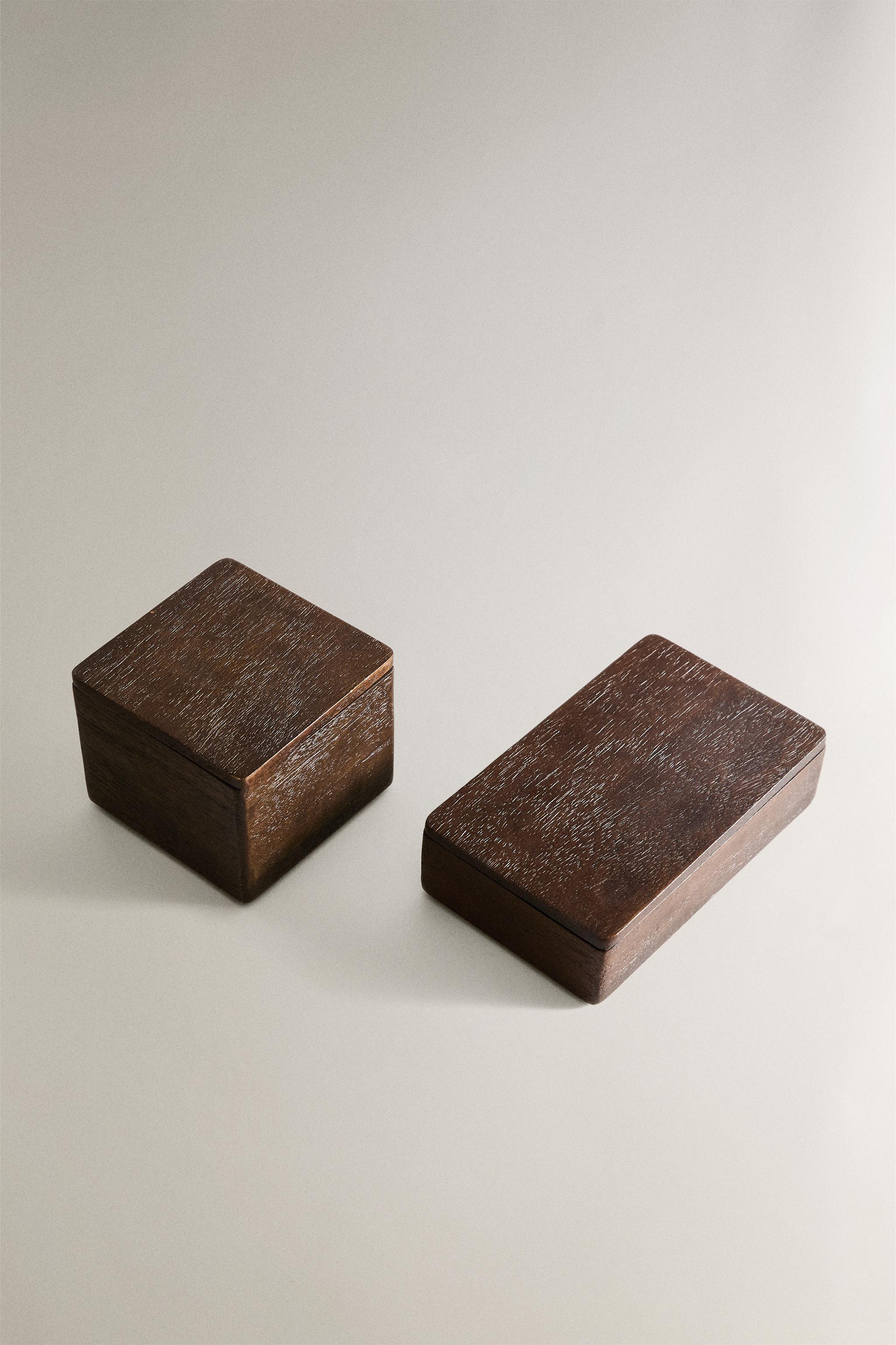 WOODEN BOX WITH A MAGNET — Dark brown