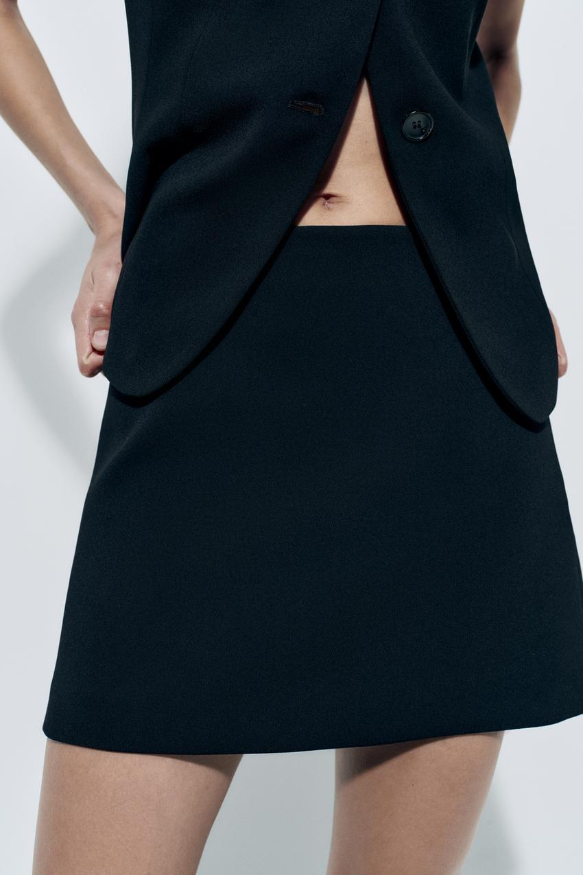 Falda corta de talle alto de tubo negra