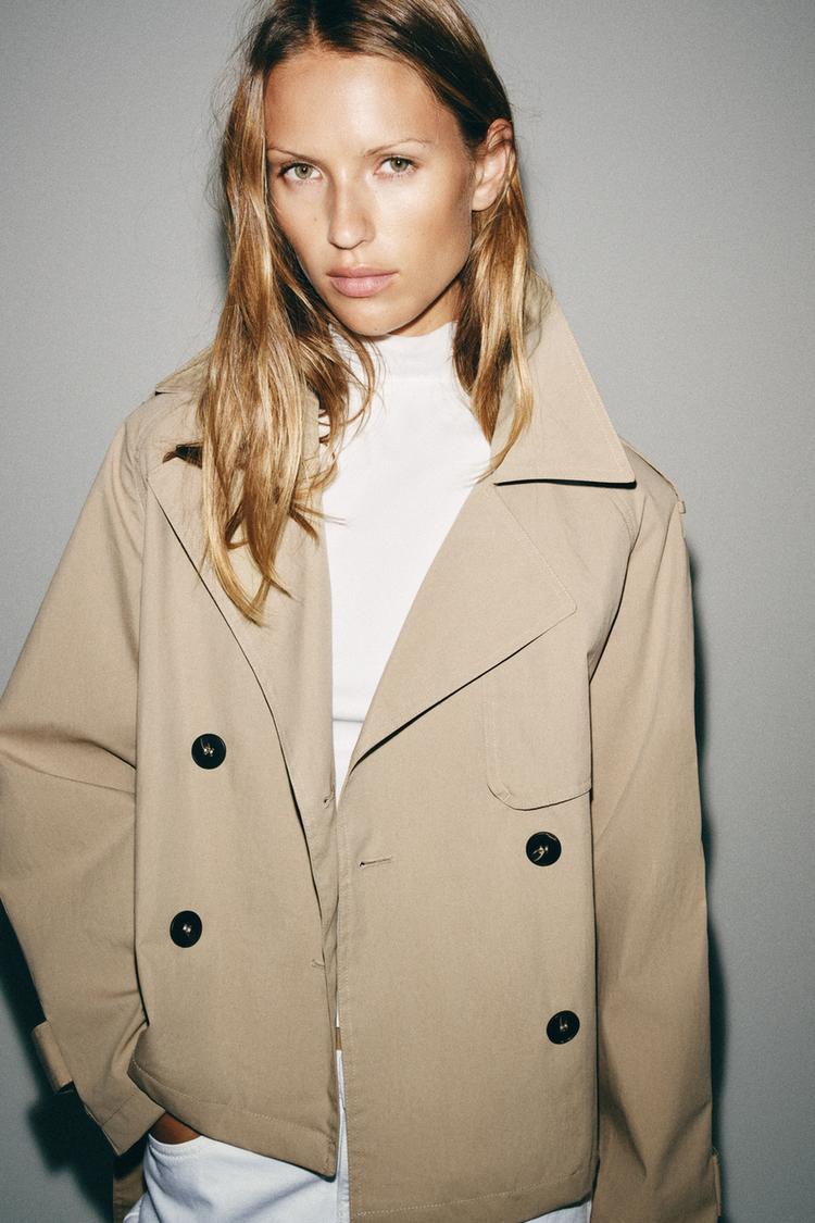 Chaqueta corta tipo trench con hombreras y cinturón 7