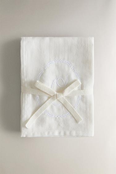 PACK OF CHILDREN’S MUSLIN CLOTHS WITH EMBROIDERED LETTER (PACK OF 2) - 866 by Zara - Image 0
