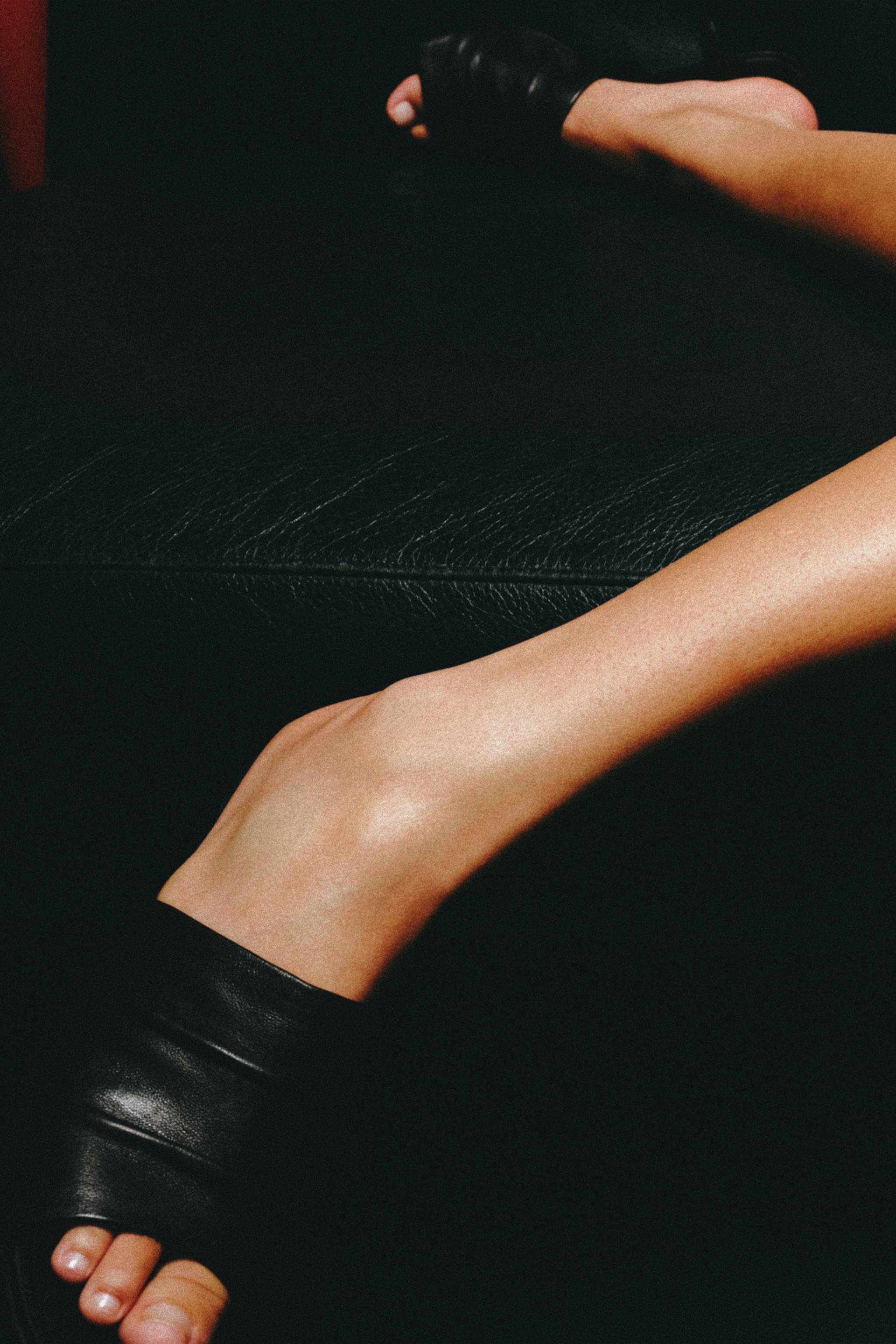 LEATHER HEEL SANDAL — Black