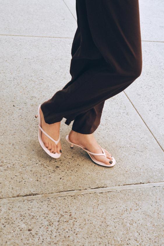 SOFT EFFECT KITTEN HEEL SANDALS