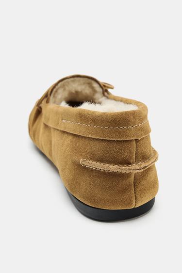 MOCASSINS EN CUIR DAIM EFFET PEAU DE MOUTON - Beige de Zara - Image 6