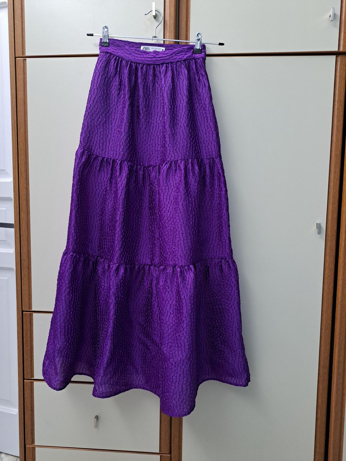 VOLUMINOUS MIDI SKIRT