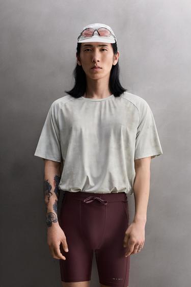 تيشيرت تقني للركض بطبعة - رمادي الخاص بـ Zara