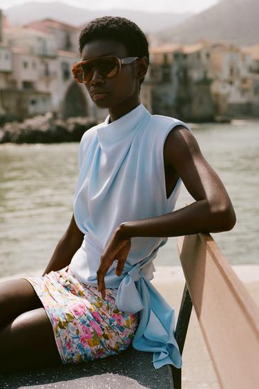 SATIN-TOP MIT SCHLEIFE UND SCHULTERPOLSTERN - Hellblau von Zara