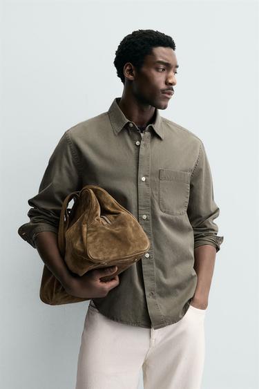 CAMISA FLUIDA LAVADA - VERDE de Zara