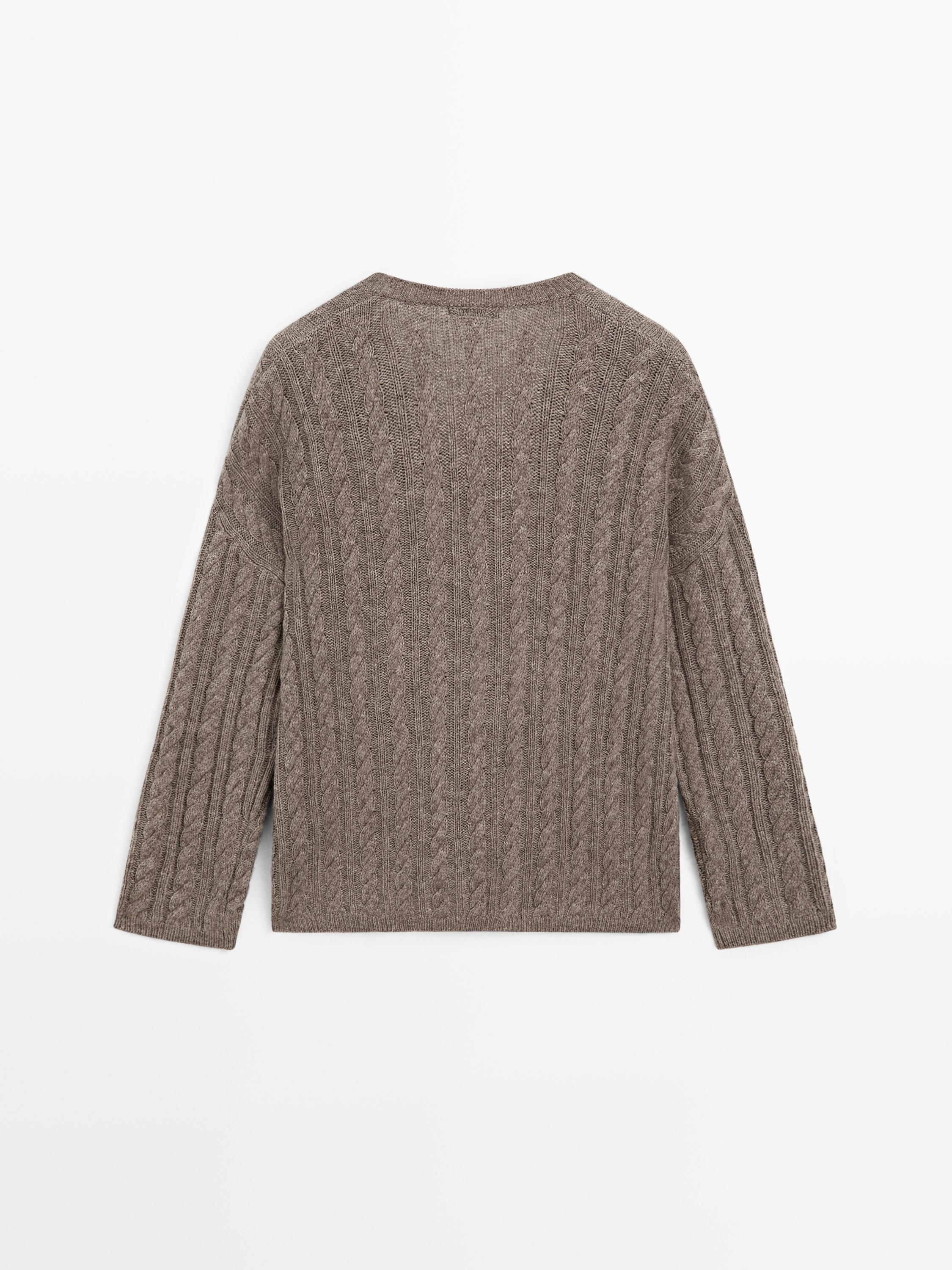 Pull tressé à col en V