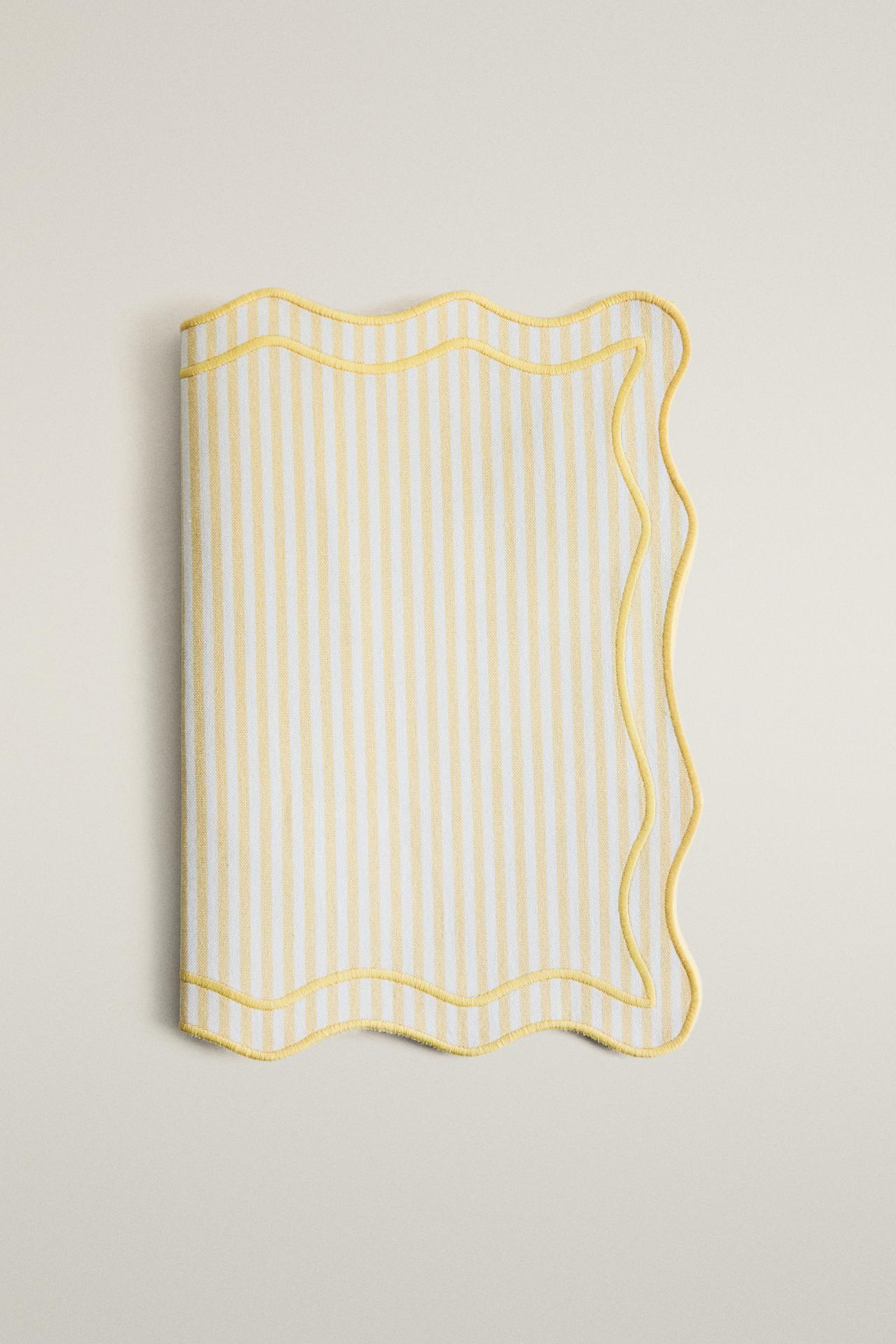 STRIPED SCALLOPED PLACEMAT — Yellow