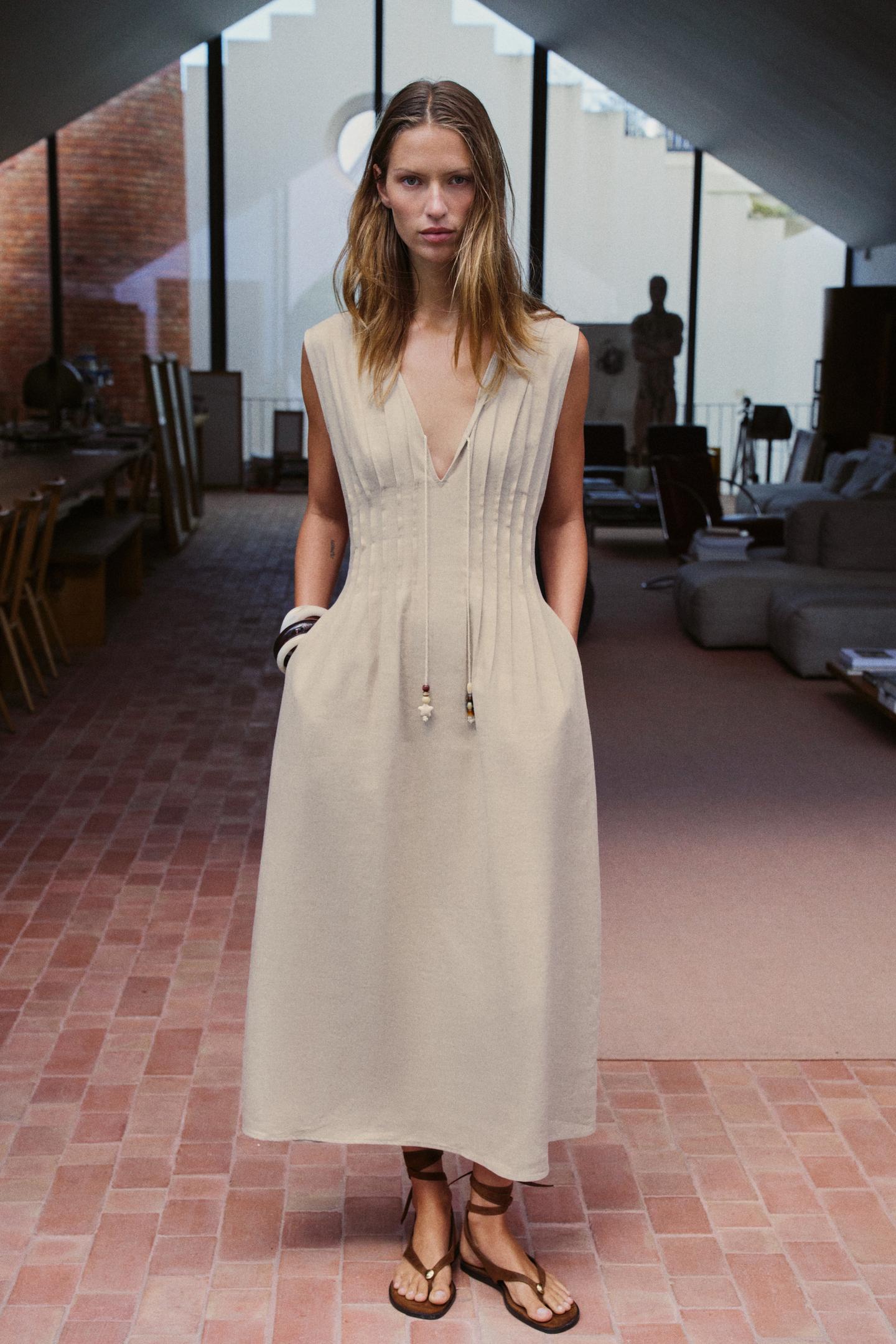 Vestido beige sin mangas de lino.