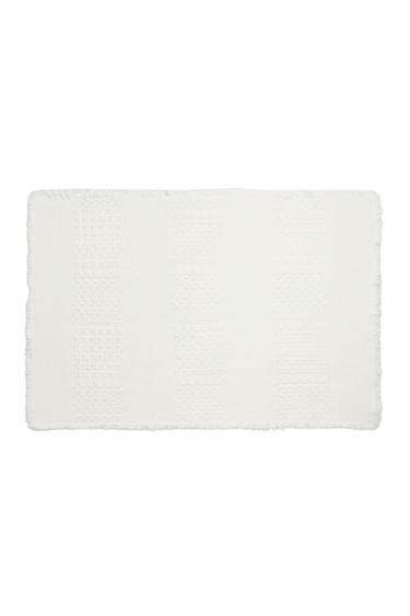 BATH MAT WITH FRAYED EDGES - عاج الخاص بـ Zara