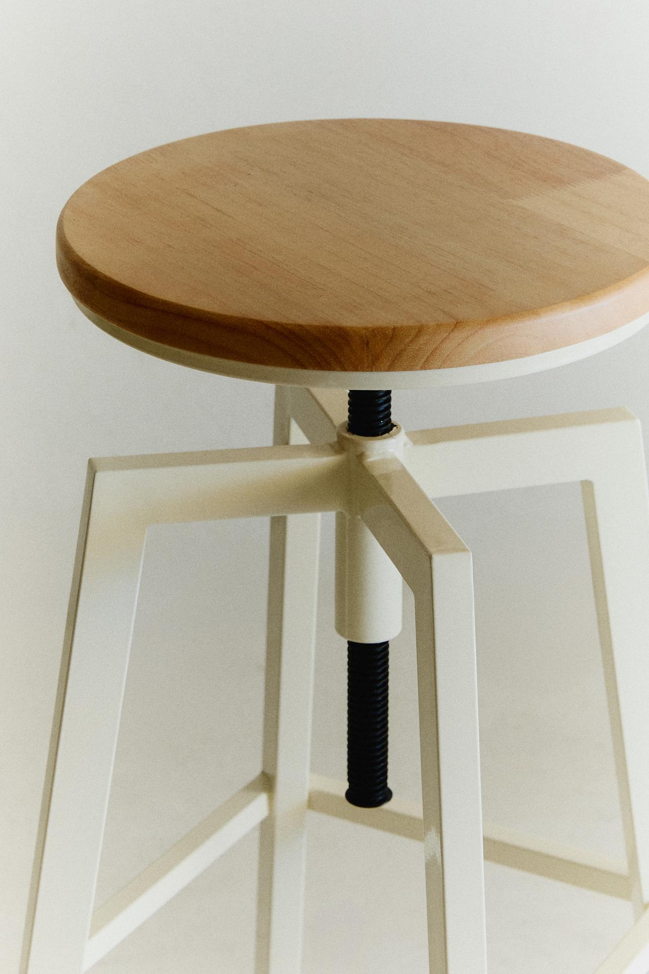 WOOD AND METAL SWIVEL STOOL — Cream
