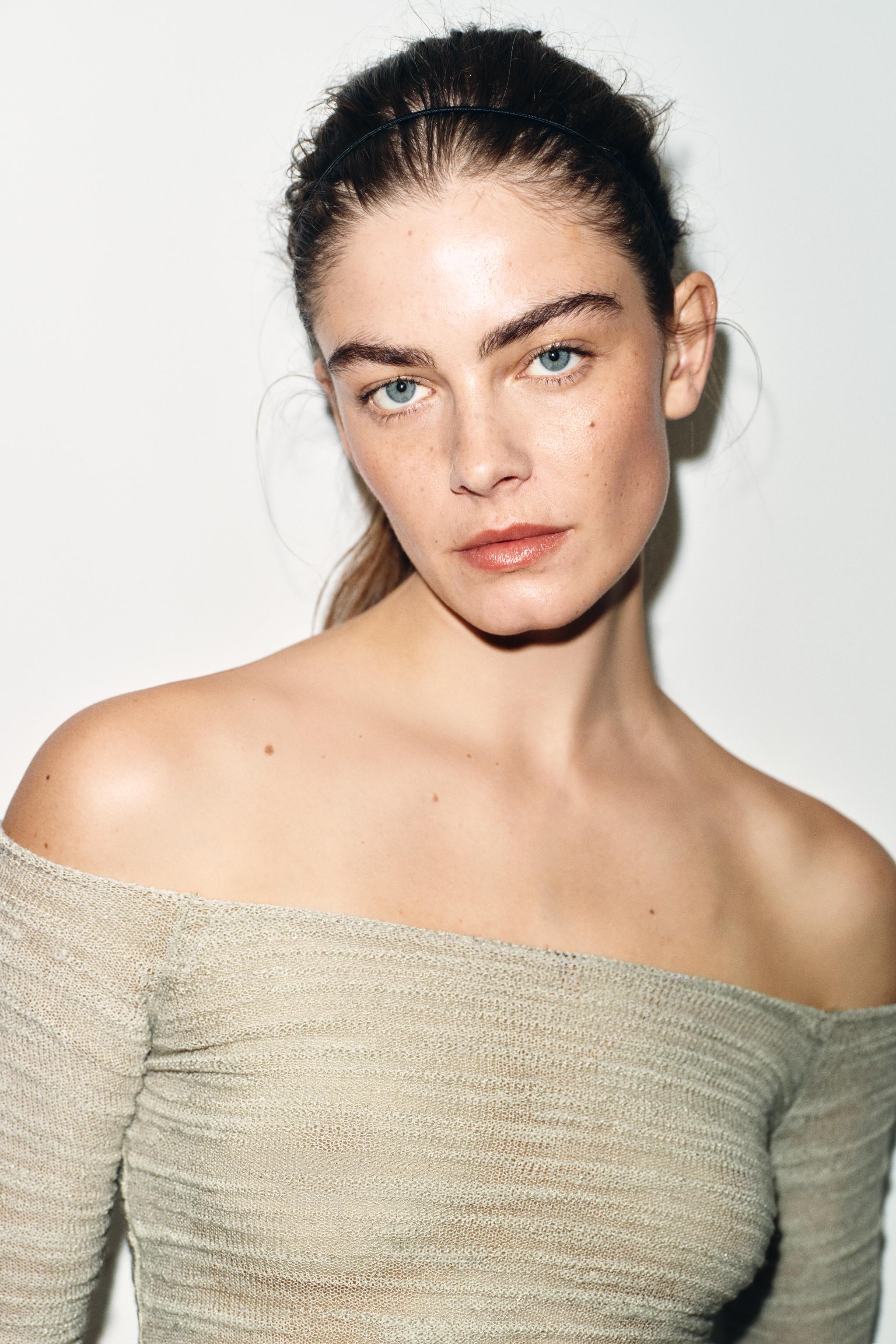 OFF-SHOULDER KNIT TOP