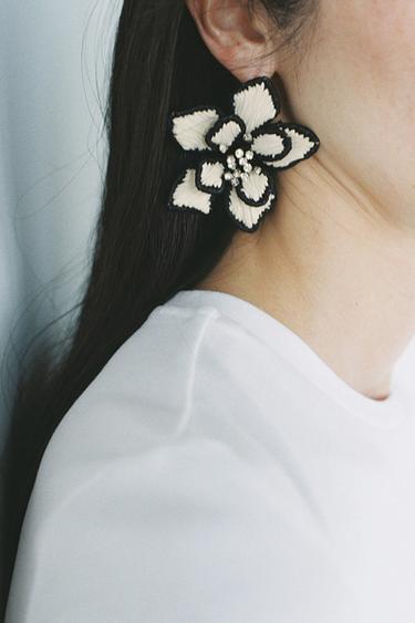 コントラストラフィアフラワーピアスエクリュ/ブラックZaraのコントラストラフィアフラワーピアス - エクリュ/ブラック
