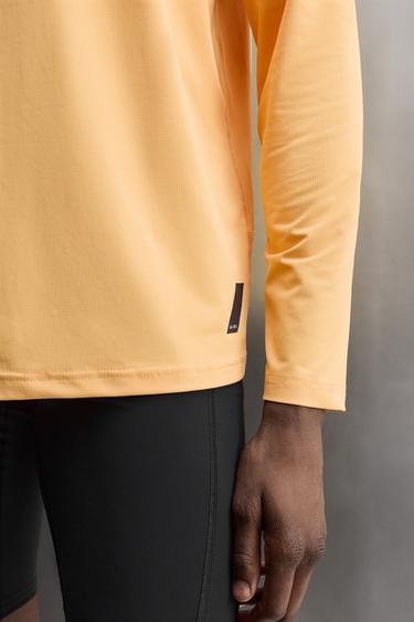 T-SHIRT TECHNIQUE BASIQUE À MANCHES LONGUES - Jaune de Zara - Image 5