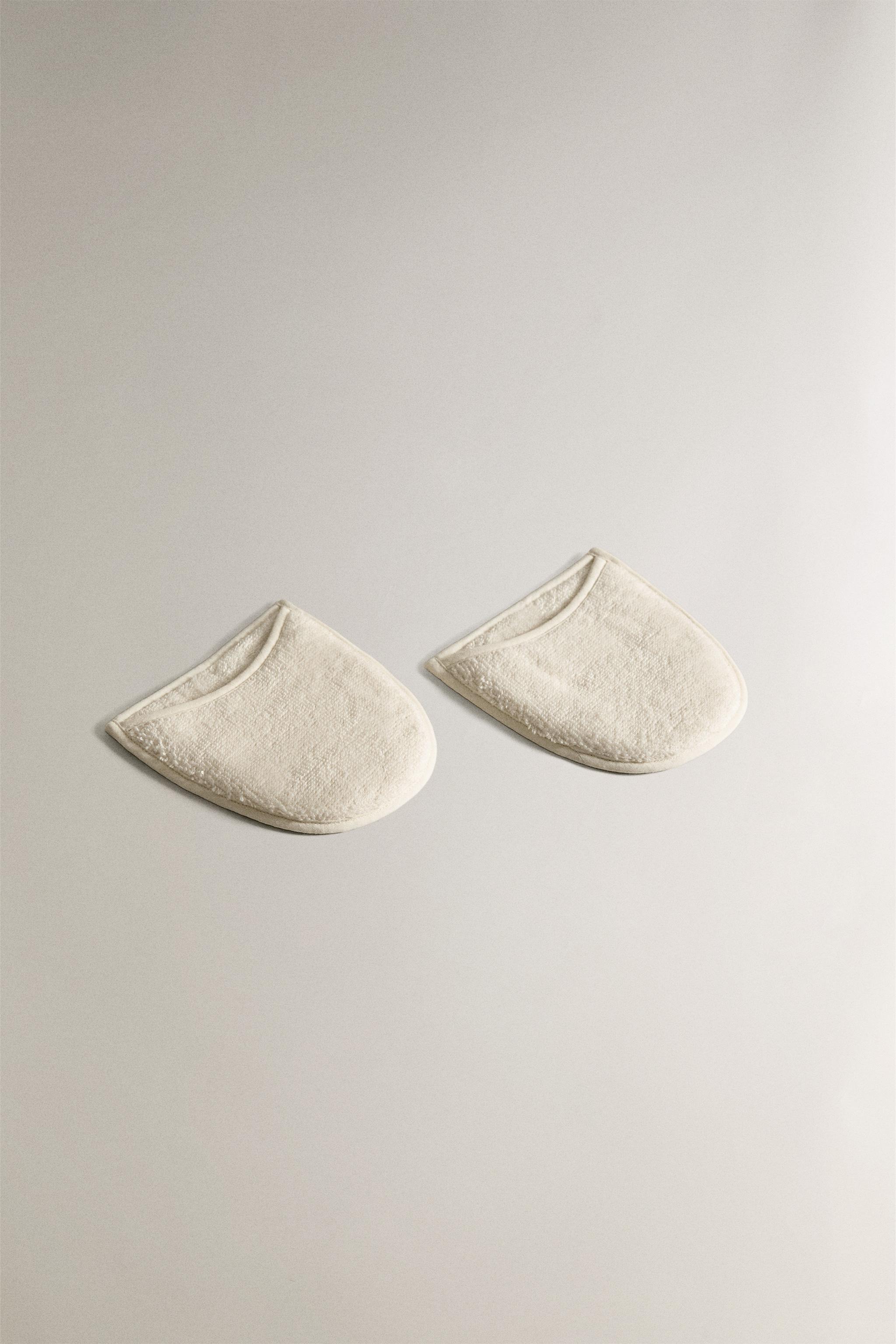 SET OF MAKEUP REMOVER GLOVES (SET OF 2)