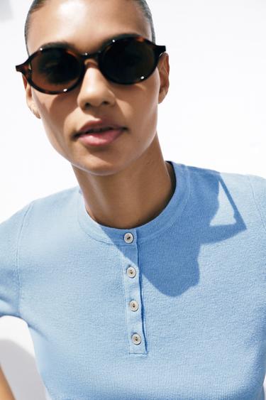 توب محاك بأزرار - أزرق فاتح الخاص بـ Zara
