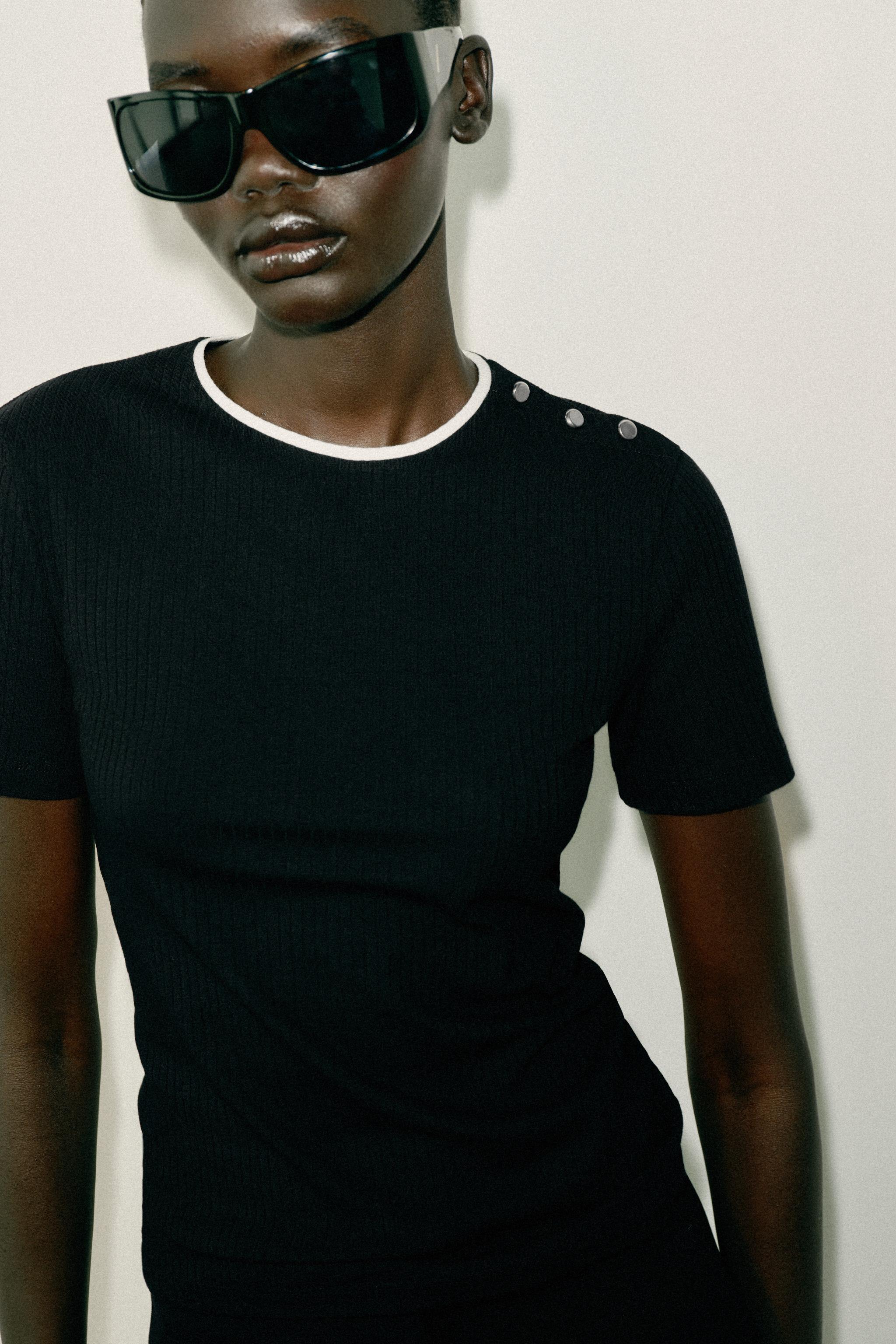 Женские футболки Zara BUTTON TRIM T-SHIRT — фото 2