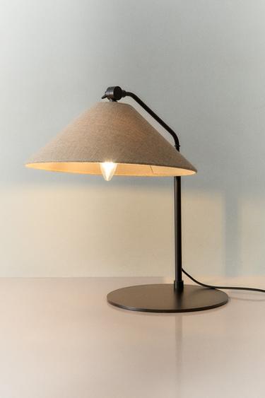 مصباح طاولة بقاعدة معدنية - بيج فاتح الخاص بـ Zara