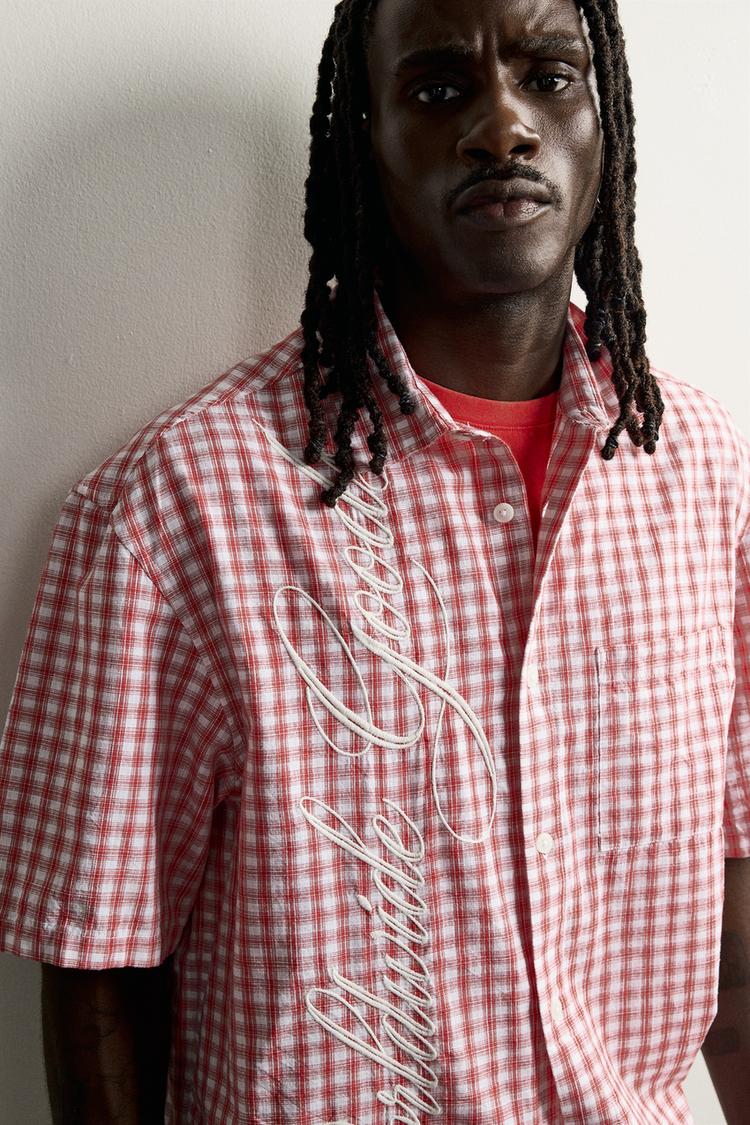 CAMISA A CUADROS CORTE RELAJADO CON TEXTO BORDADO 5