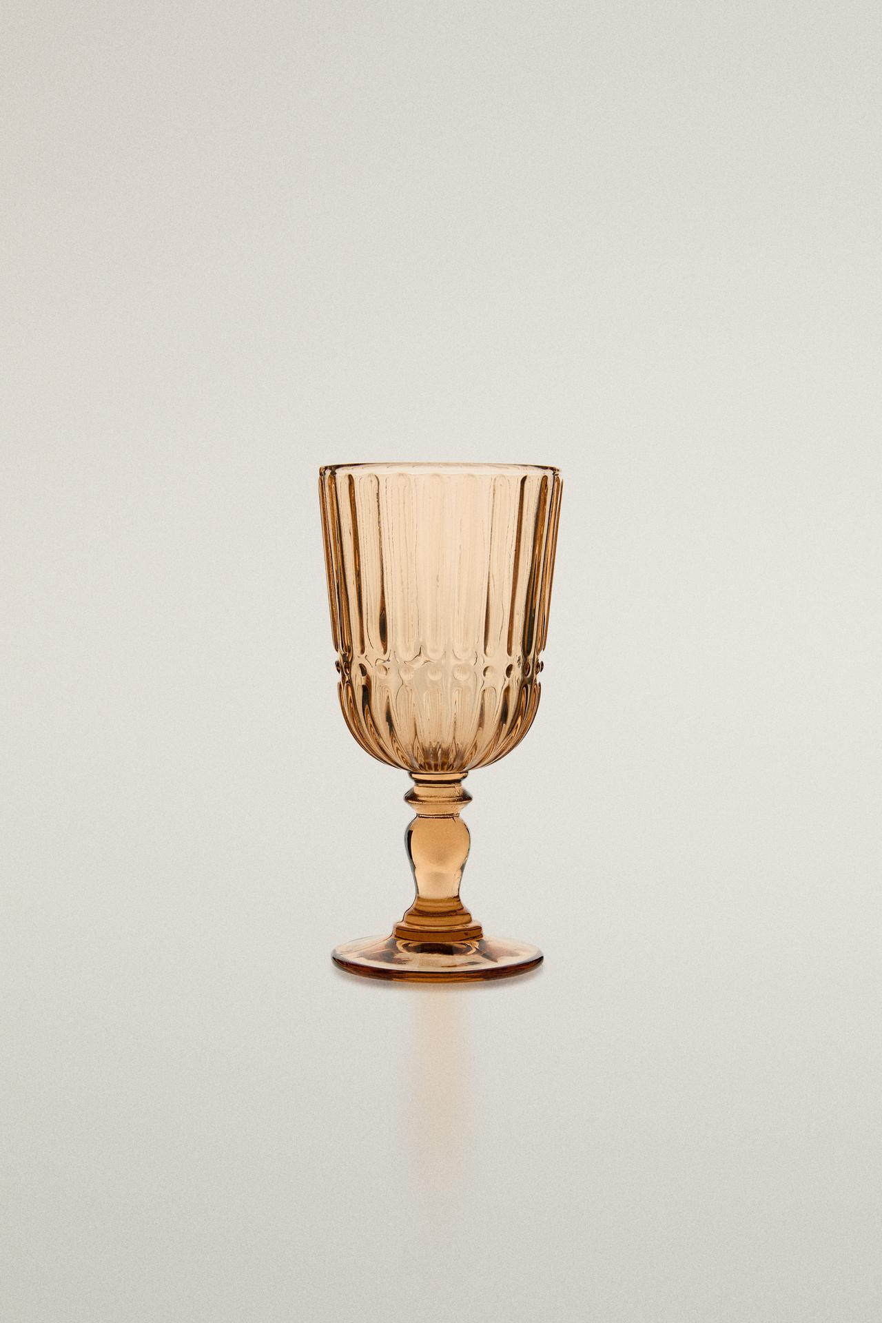 GLASS WITH RAISED DESIGN