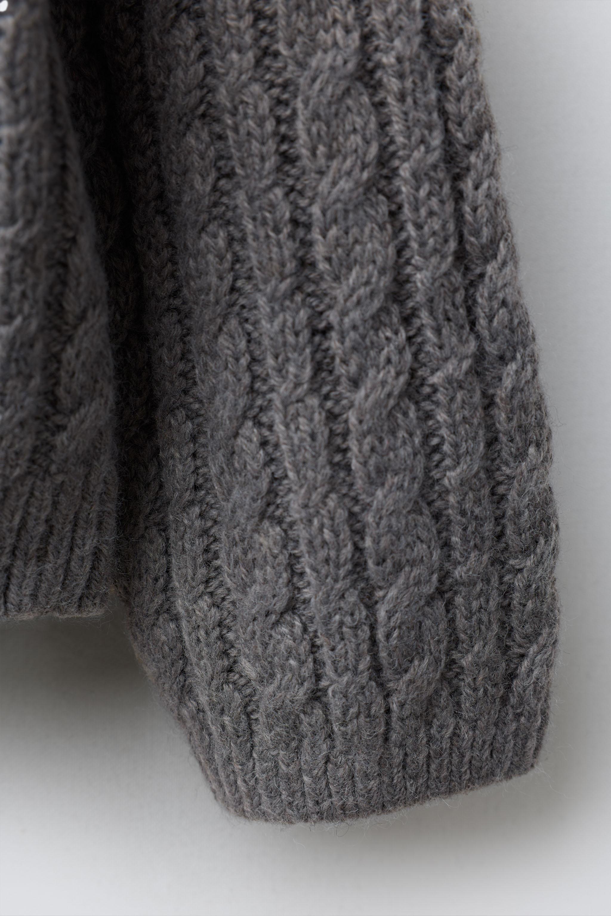 GILET EN MAILLE TORSADÉE BRODÉ AVEC LAINE