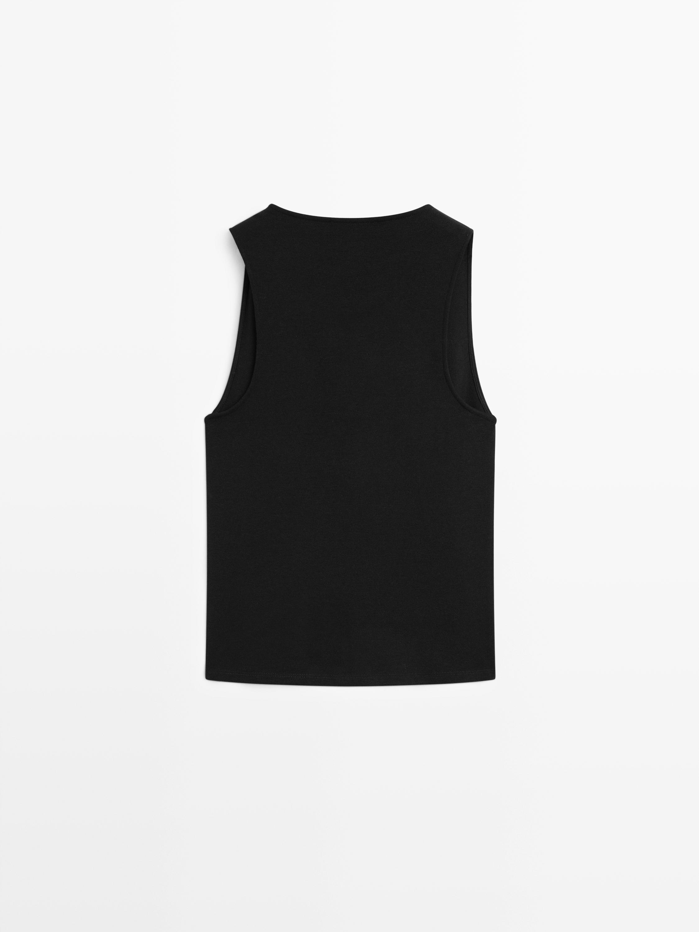 Top à encolure drapée et broche