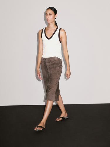 Camiseta escote pico 100% algodón - Crudo de Zara - Imagen 0