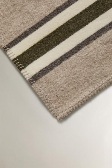 COUVERTURE LAINE RAYURES - Beige clair de Zara - Image 1