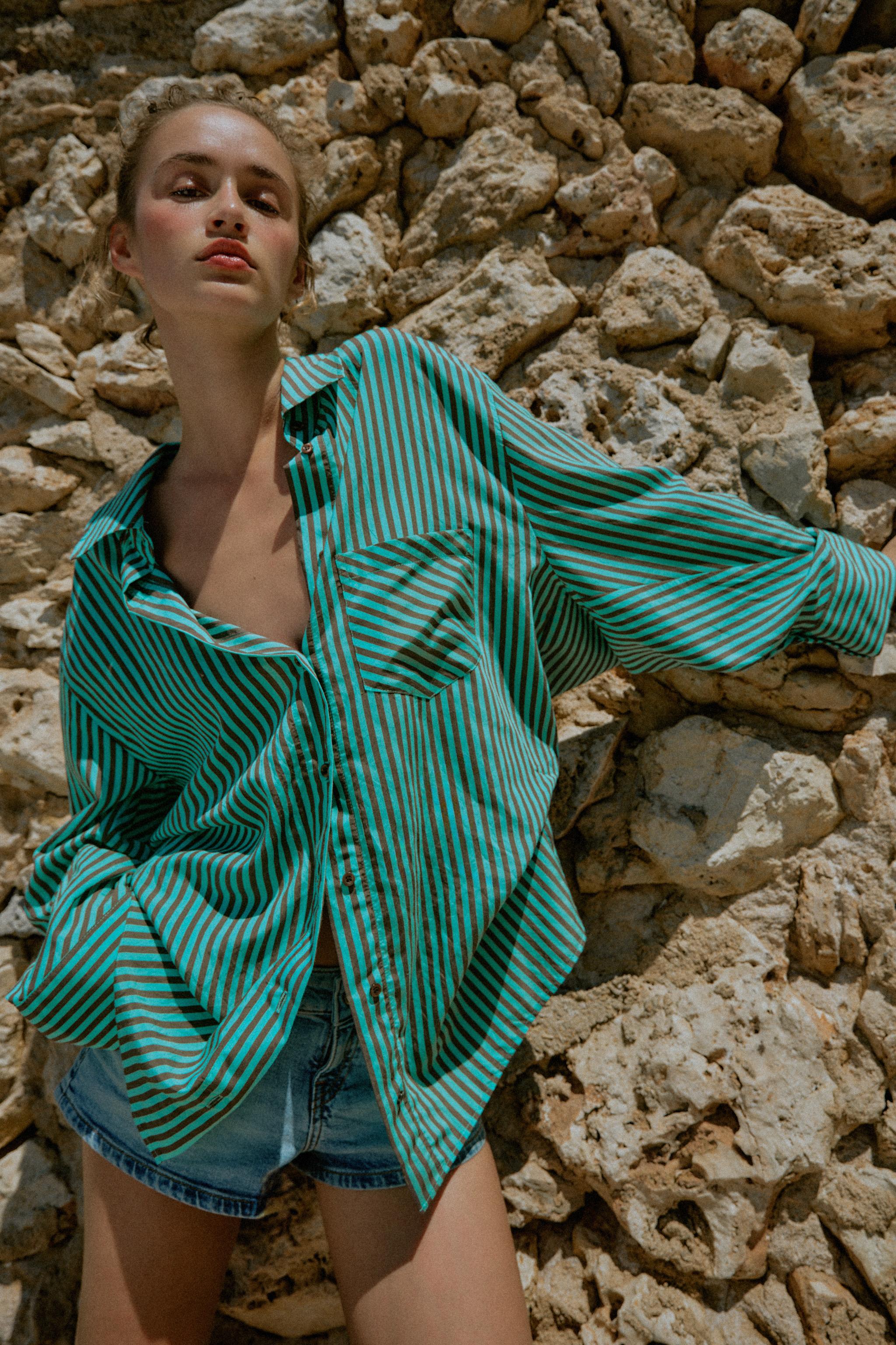 Женские рубашки Zara OVERSIZED STRIPED SHIRT — фото 2