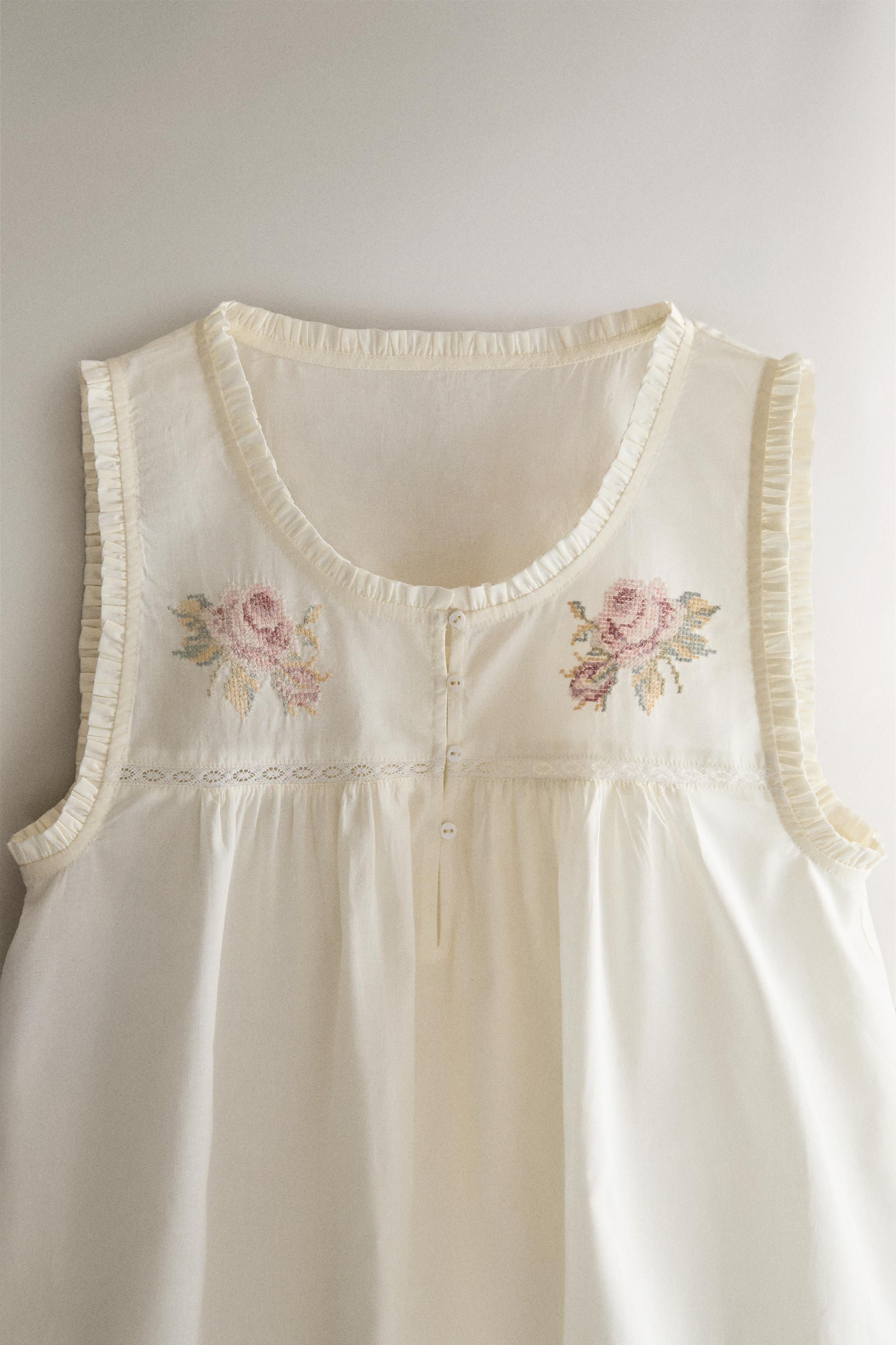TOP WITH FLORAL EMBROIDERY — Oyster-white