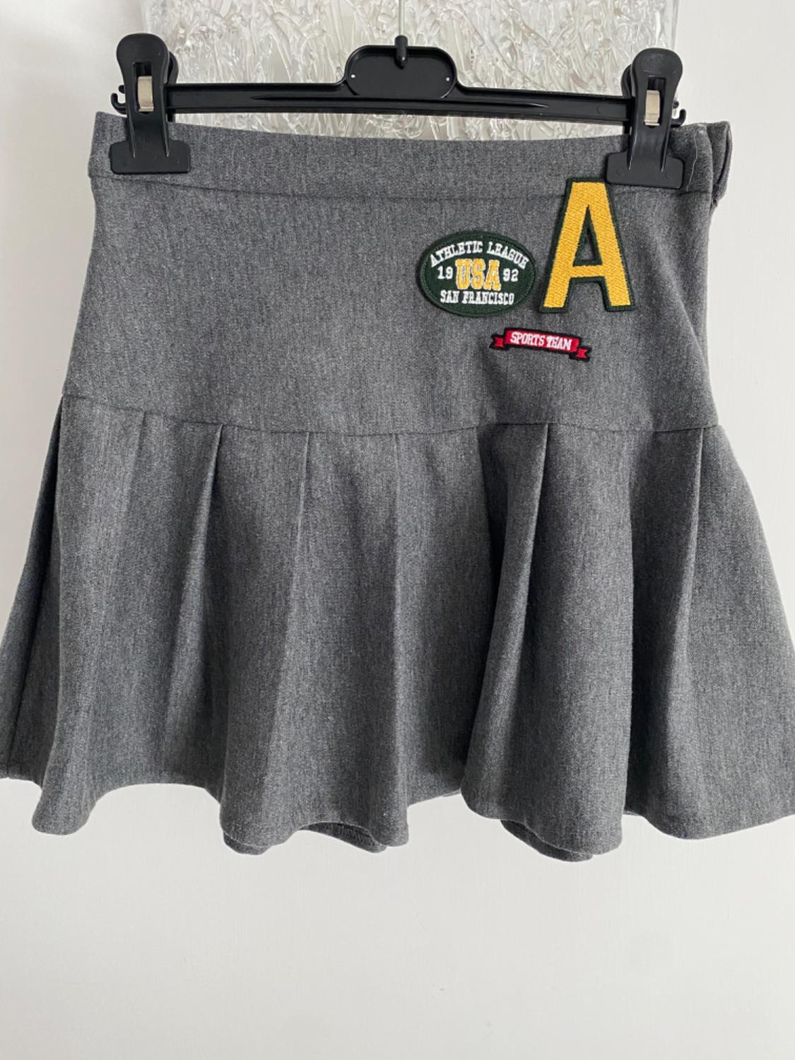 BOX PLEAT SKIRT WITH PATCH